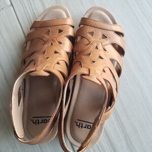 EARTH brand Platform Sandals Size 7W Like New